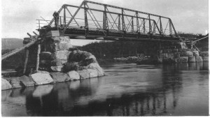 Masjokbrua under bygging våren 1897. Vi ser at elva er flomstor. Brua var av en svært moderne type, med overbygning av jern på steinkar.