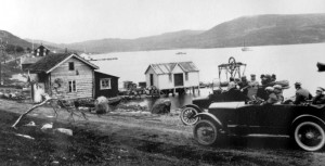 Da Stortingets jernbanekomité besøkte Smalfjord i 1923, hadde stedet hatt veiforbindelse til Langnes i omtrent tjue år. 