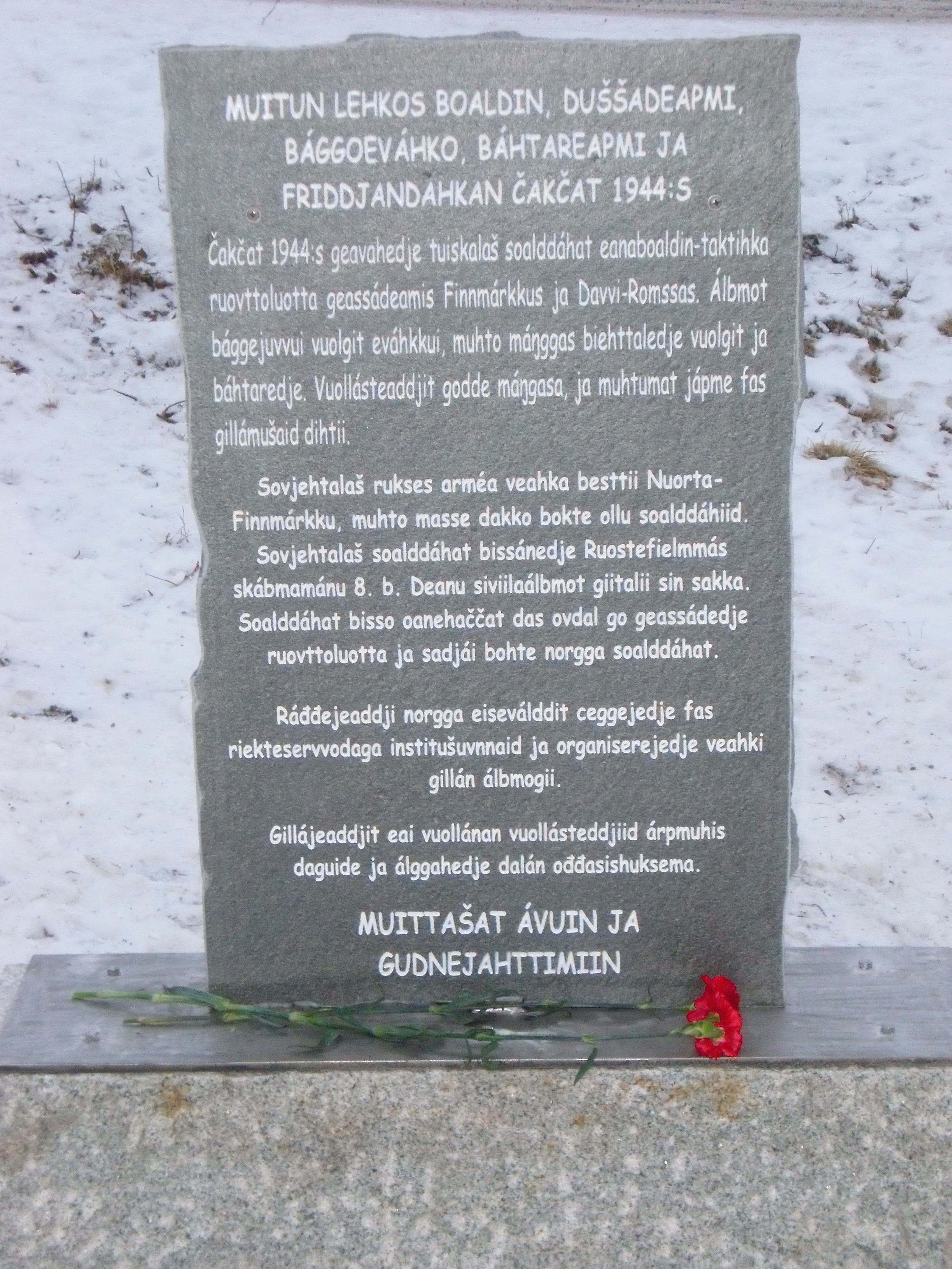 Minneteksten på samisk.